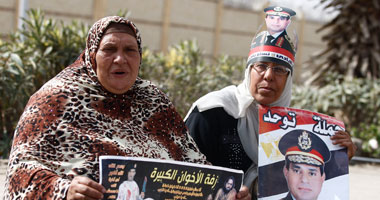أنصار السيسى يسخرون من أوباما بتعليق لافتة بـ"عبد المنعم رياض"