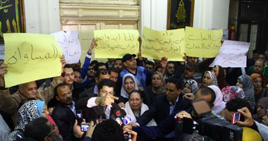 موظفو الشهر العقارى ببنى سويف يواصلون إضرابهم لليوم السابع على التوالى