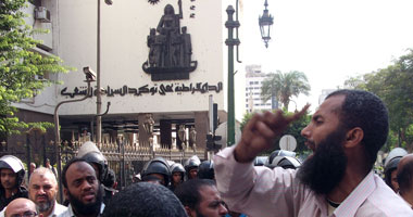 العشرات من المعلمين المعاقين يتظاهرون أمام "الوزراء" لرفع الأجور