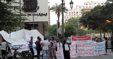العاملون بالإدارة التعليمية بالجيزة يتظاهرون أمام مجلس الوزراء 