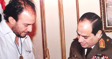 "السيسى" يوقع على العلم المصرى الخاص بـ"حجاجوفيتش"