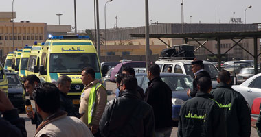 شقيق أحد ضحايا ليبيا يصاب بحالة إغماء خلال استقبال الجثامين بسوهاج