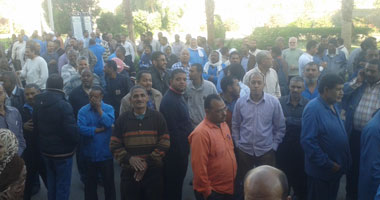 العاملون بشركة النحاس يتظاهرون بالإسكندرية للمطالبة بالحد الأدنى