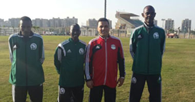 حكام مباراة الزمالك الأفريقية يلتقطون صورا تذكارية مع "البدرى"