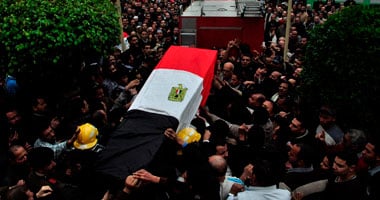 بالصور.. مشيعو الشهيد معاون مباحث كفر الدوار: "الشعب يريد إعدام الإخوان ويا نموت زيهم يا نجيب حقهم".. ونواب عن الرئاسة وقيادات أمن الإسكندرية وضباط الشرطة والأهالى يؤدون الصلاة فى جنازة عسكرية