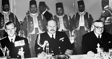 بالصور.. الصراع السياسى يعيد المصريين إلى الحنين للعهد الملكى.. صفحة الملك فاروق تحصد 750 ألف مشترك.. ورواد الصفحة: فى هذا العهد كان الجنيه المصرى أغلى من الذهب.. والموضة تصل القاهرة قبل باريس