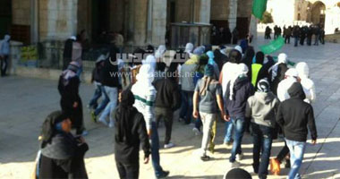 بالصور.. احتشاد المقدسيين لمواجهة المستوطنين قبل اقتحام "الأقصى"