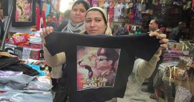 تجار "خان الخليلى" يقاومون ركود السياحة بـ"تيشيرتات" السيسى