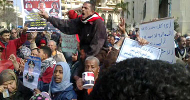 بالصور.. متظاهرون يرفعون "البرسيم" للإخوان بالقائد إبراهيم 