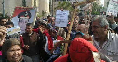 المحافظات اليوم.. مصرع شخص وإصابة 5 فى "دلجا" بالمنيا.. وقتيل و6 مصابين فى الفيوم.. والقبض على متهم جديد باغتيال جنود رفح.. ونيابة الإسكندرية تحجز رجل أعمال متهما باستيراد 300 طائرة تجسس