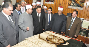 بالصور.. عاملات سجاد دمنهور يودعن وزير الأوقاف بهتافات "يا وزيرنا يا سكرة"