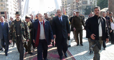 محافظ الدقهلية يضع إكليل الزهور على النصب التذكارى للشهداء