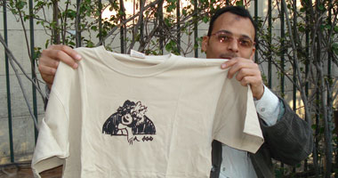 طلبة الفنون الجميلة يصنعون الـ T-SHIRT بالعربى