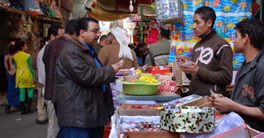 ارتفاع الأسعار لم يمنع المصريين من شراء حلوى المولد