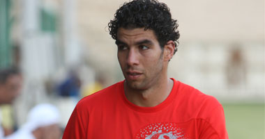 شريف إكرامى يهنئ لاعبى المنتخب بعد الفوز على الكونغو