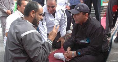 بالصور.. محافظ مطروح يجلس على الأرض ليستمع لمعاق