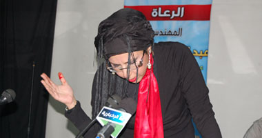شاعرة سعودية تجرح نفسها بـ"الموس"