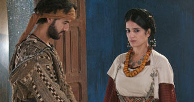 سناء موزيان شيخة قبيلة فى "الطفل الشيخ"