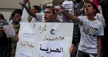 نشطاء يدوسون العلم الإسرائيلى بالأحذية