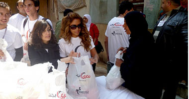 "مصرى بجد" يقدم الطعام لفقراء الإسكندرية
