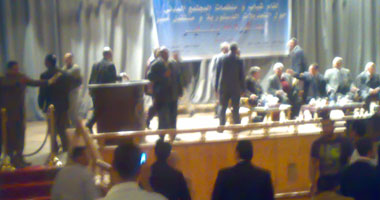 مشادات بندوة بنى سويف بسبب حضور رئيس الجامعة الأسبق