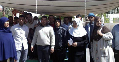 موظفو التشجير بالوادى الجديد يقطعون الطريق للمطالبة بالتعيين