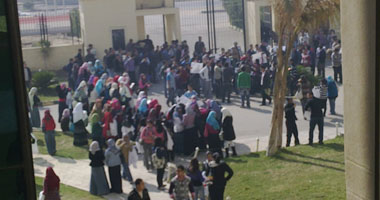 طلاب جامعة النهضة ببنى سويف يقطعون الطريق الصحرواى