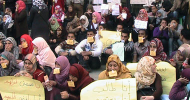 وقفة "صامتة" لطلاب "إعلام القاهرة" للمطالبة برحيل العميد