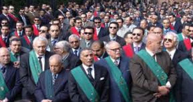 تجمهر 2000 قاضى احتجاجا لعدم إخطارهم بأماكن الإشراف على الاستفتاء