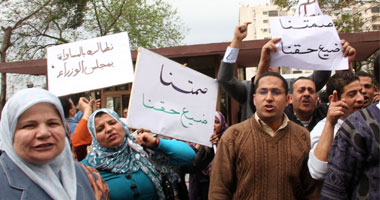 بالصور.. تظاهر موظفى "التنظيم والإدارة" ضد "شرف" 