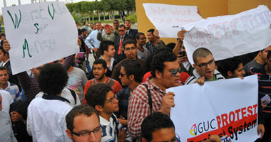 طلاب بالجامعة الألمانية يقررون المبيت اعتراضا على الإدارة