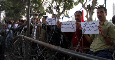 بالصور.. متظاهرو ماسبيرو والشرطة فى اعتصام مفتوح أمام المبنى