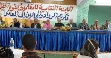 نقابة المعلمين بـ"فوه" تكرّم الروّاد والمحالين للمعاش