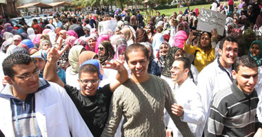تظاهر طلاب "طب المنصورة" احتجاجاً على سياسة الكلية