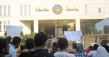 وقفة لطلاب "المحظورة" بجامعة طنطا للإفراج عن المقبوض عليهم فى أحداث العنف 