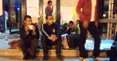 طلاب "إعلام القاهرة" يعاودون المبيت للمطالبة بإقالة العميد