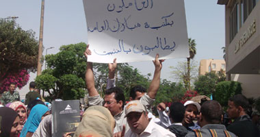 تظاهر موظفى مكتبة مبارك وعمال السكة الحديد والأثريين بالأقصر
