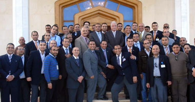 العاملون بمطار شرم الشيخ يكرمون مدير المطار بعد تقاعده