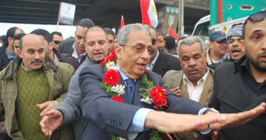 أهالى مسقط رأس "موسى" يستقبلونه بالورود والأعيرة النارية