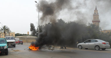 عمال مصنع ملابس يقطعون طريق الإسماعيلية ـ القاهرة الصحراوى