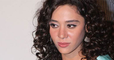 كليب فاضح لكوكى يضع والدها فى مأزق فى "خرم إبره"