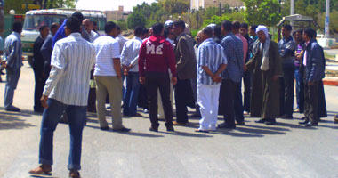 معلمو الوادى الجديد يقطعون الطريق احتجاجاً على عدم تكليفهم