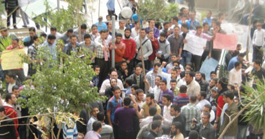 طلاب المنح الدراسية يطالبون بإقالة وزير التعليم العالى أمام"العسكرى"بالقبة