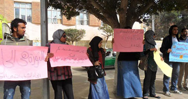 بالصور.. وقفة لشباب القوى الثورية بالمنوفية تنديدا بحكم "كشف العذرية"