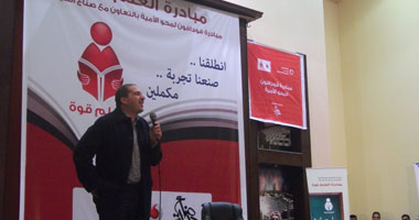 بالصور.. عمرو خالد يسجد شكراً لله بعد نجاح حملة "العلم قوة"