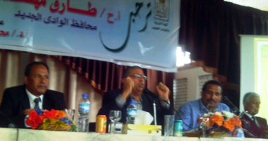محافظ الوادى الجديد يلتقى طلاب الجامعة ويشيد بدور الشرطة فى استقرار الحالة الأمنية