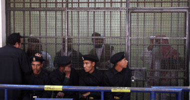 فى قضية تفجيرات طابا.. 8 متهمين هربوا من السجون أثناء أحداث الثورة.. ودفاع المتهمين يطالبون بمحاكمتهم أمام محكمة جنايات عادية بعد إلغاء قانون الطوارئ.. والقاضى: المتهم لا يحدد المحكمة التى ستحاكمه