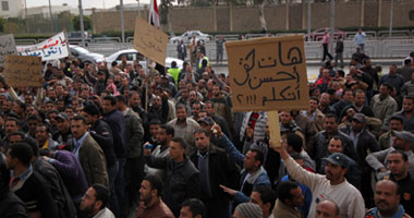 عمال سيراميكا كليوباترا ينهون محاصرتهم للقوى العاملة ويفرجون عن أبو العنين من داخل الوزارة بعد احتجازه 14 ساعة..وهتافات "لا اله إلا الله.. أبو العنين عدو الله".. والاتفاق على صرف بدل وجبة وبدل مخاطر 