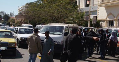 سائقو الميكروباص بالإسماعيلية يقطعون شارع "محمد على" أمام المحافظة