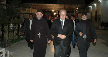 محافظ مطروح يؤدى واجب العزاء بالكنيسة فى وفاة البابا شنودة